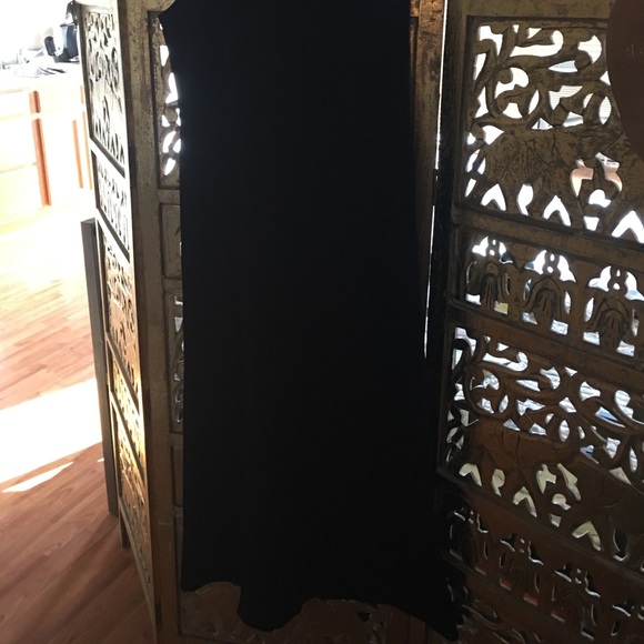 Apostrophe Black Maxi! Comfortable and Classy (Lg) - Picture 3 of 8